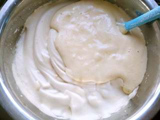 11、补血益气养颜佳品—红糖红枣戚风蛋糕,将混合好的蛋糕糊倒回蛋白盆中