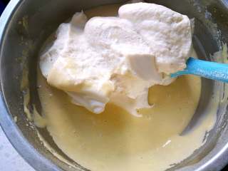 10、补血益气养颜佳品—红糖红枣戚风蛋糕,将三分之一蛋白霜加入蛋黄糊中，用刮刀混合均匀