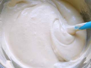 12、补血益气养颜佳品—红糖红枣戚风蛋糕,用刮刀混合均匀