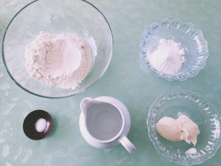 1、【网上厨房独家】樱花酥????,将油皮材料混合揉成面团,盖上保鲜膜静置30min