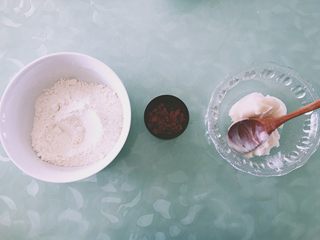 3、【网上厨房独家】樱花酥????,等油皮的时候把油酥材料混合均匀静置