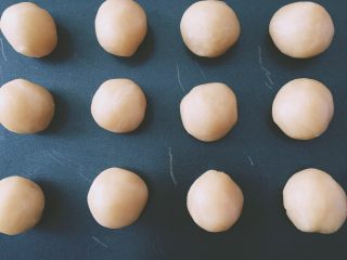 5、【网上厨房独家】樱花酥????,等油皮和油酥时把白豆沙分成12份,每份25g,搓成圆球放入冰箱冷藏备用