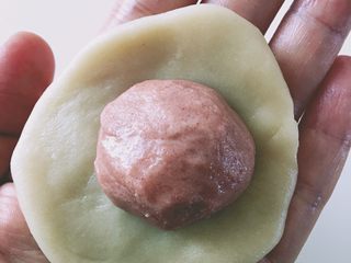 7、【网上厨房独家】樱花酥????,油皮擀圆包入油酥,封好口,揉成团,封口向下放置