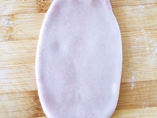 8、【网上厨房独家】樱花酥????,把油酥皮按扁,用擀面杖擀成长条