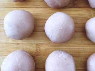 12、【网上厨房独家】樱花酥????,把卷两端向中间压成饼,擀成圆饼,包入白豆沙,封好口,封口向下放置