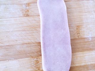 10、【网上厨房独家】樱花酥????,再把卷用擀面杖擀长