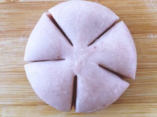 13、【网上厨房独家】樱花酥????,把面团轻轻按压成圆饼,直径大约6cm左右,用刀切成5瓣,如图