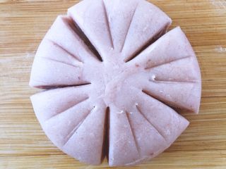 14、【网上厨房独家】樱花酥????,用刀在花瓣上压出花纹,如图