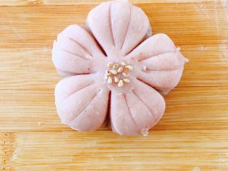 16、【网上厨房独家】樱花酥????,花芯中间涂上少量蛋清,洒上少许白芝麻装饰