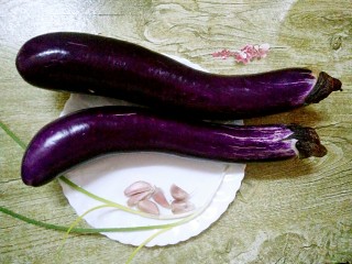 1、蒜蓉茄子,准备好食材