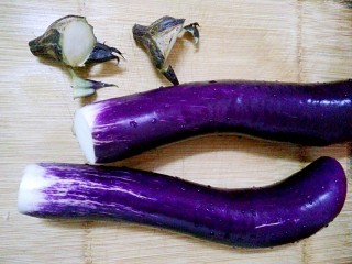 2、蒜蓉茄子,茄子洗净，去掉头部