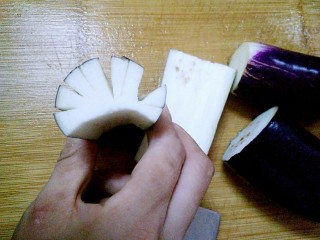 3、蒜蓉茄子,把茄子切成如图所示