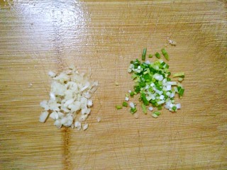 6、蒜蓉茄子,姜葱去皮，洗净，切碎