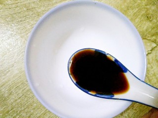 7、蒜蓉茄子,调点酱汁，1汤匙生抽