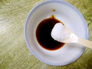 9、蒜蓉茄子,2克盐