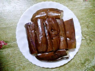 10、蒜蓉茄子,茄子蒸好了