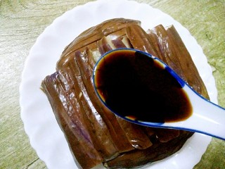 11、蒜蓉茄子,把酱汁淋到茄子上