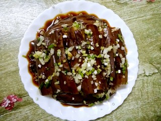 12、蒜蓉茄子,撒上姜蒜