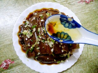 14、蒜蓉茄子,趁热淋到茄子上