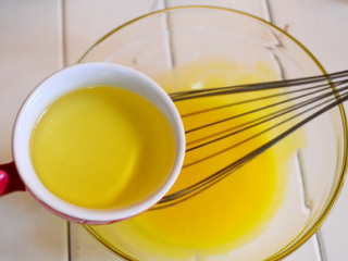 3、奶牛蛋糕卷,蛋黄中加入玉米油。