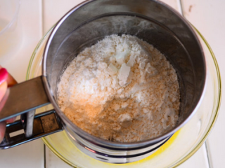 5、奶牛蛋糕卷,筛入面粉。