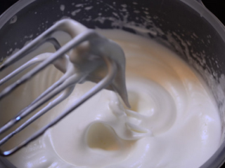 10、奶牛蛋糕卷,再继续打一会儿，当提起打蛋器，蛋白能拉出弯曲的尖角的时候，表示已经到了湿性发泡的程度。