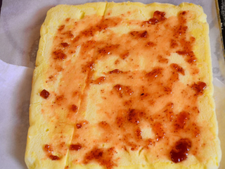 20、奶牛蛋糕卷,取出后等稍微凉后将果酱抹在蛋糕上。