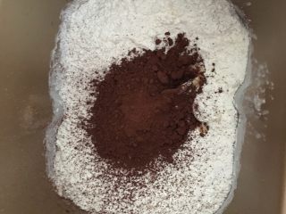 1、可可麻薯软欧,将面包的所有材料（除黄油外）放入面包机，启动和面功能，20分钟。