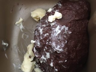 2、可可麻薯软欧,揉至10分钟左右时放入黄油，揉至扩展阶段。