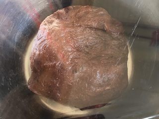 3、可可麻薯软欧,面团搓成圆形，放入盆中，盖上保鲜膜一发。