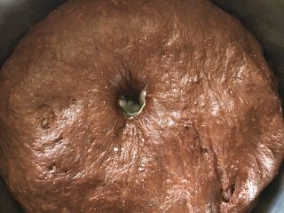 4、可可麻薯软欧,手沾面粉插入面团，不塌陷不回缩即发酵完成。