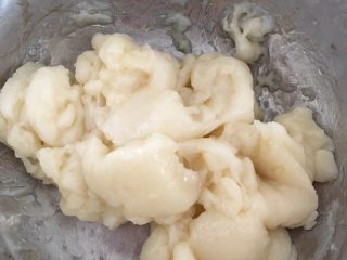 6、可可麻薯软欧,放至温热哈加入黄油，揉均匀备用。