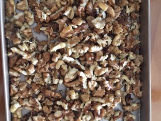 8、可可麻薯软欧,将核桃、蔓越梅干切成小块状，可放烤箱中烘烤5分钟，口感更佳！