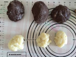 9、可可麻薯软欧,将面团轻压排气后平均分成3份，再次盖上保鲜膜松弛20分钟。麻薯也分成3小份。