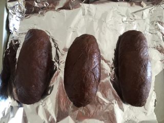 12、可可麻薯软欧,卷好的可可软欧胚放入烤盘中，二发50分钟。