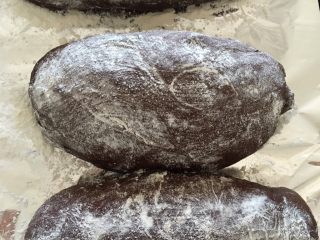 13、可可麻薯软欧,取出面包胚，烤箱180度预热，均匀地在面包胚上筛上干粉