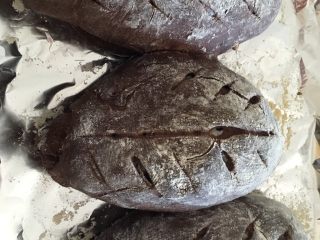 14、可可麻薯软欧,用刀片随意在面包上割出喜欢的花纹。