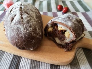 15、可可麻薯软欧,烤箱180度烤20分钟即可。出炉后放凉即可食用了。