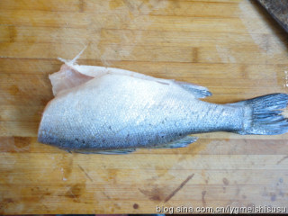 1、杏鲍菇爆鲈鱼,洗好鲈鱼，切去鲈鱼头