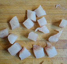 6、杏鲍菇爆鲈鱼,再切成丁