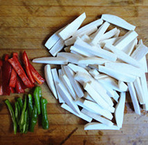 13、杏鲍菇爆鲈鱼,杏鲍菇、青红椒各切成条