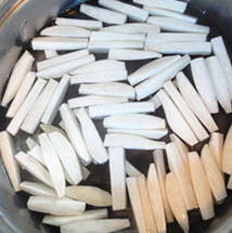 14、杏鲍菇爆鲈鱼,把杏鲍菇放入开水中焯下