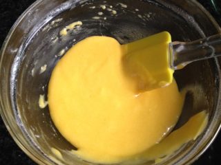 2、蛋糕甜甜圈,筛入低筋面粉拌至无颗粒较稠液态