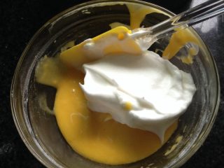 4、蛋糕甜甜圈,先将1/3蛋白糊放入蛋黄糊中切拌搅匀