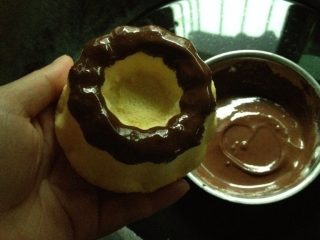 11、蛋糕甜甜圈,把蛋糕表面沾满一层巧克力