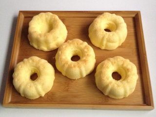 9、蛋糕甜甜圈,晾凉后脱模