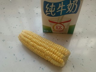1、牛奶玉米汁,备好纯牛奶和玉米