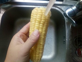 2、牛奶玉米汁,玉米用水冲洗干净
