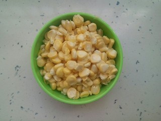 3、牛奶玉米汁,剥下玉米粒备用