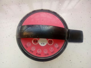 4、牛奶玉米汁,准备一台豆浆机